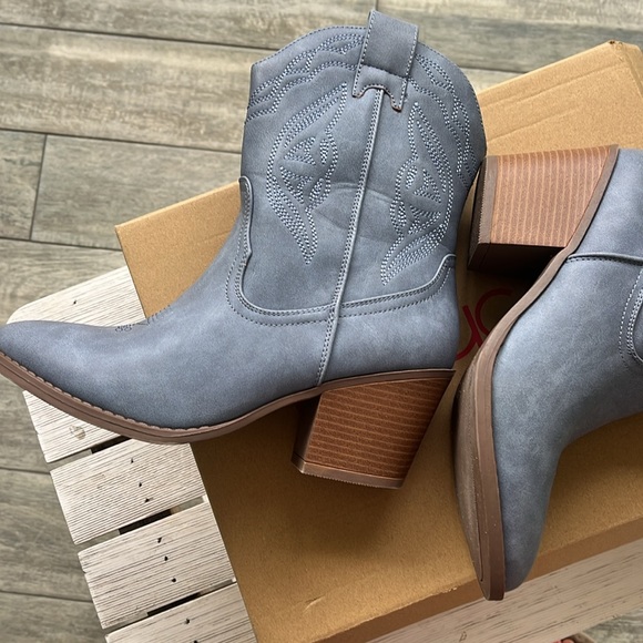 Womens Blue western boots great condition with box. Stylish and comfortable - Picture 4 of 6